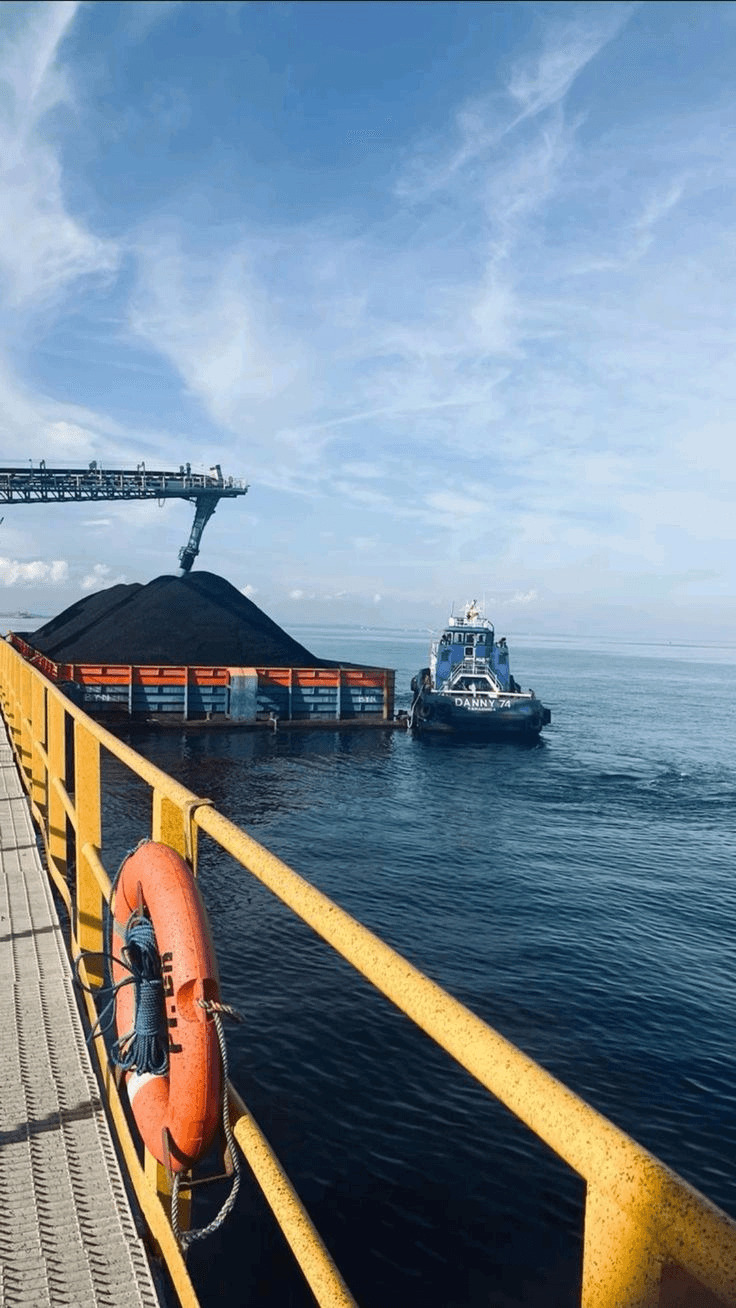Dokumentasi muatan komoditas PT Golden Way Mandiri di pelabuhan